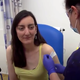 La doctora Granato, en el momento de inyectarse la vacuna en pruebas.